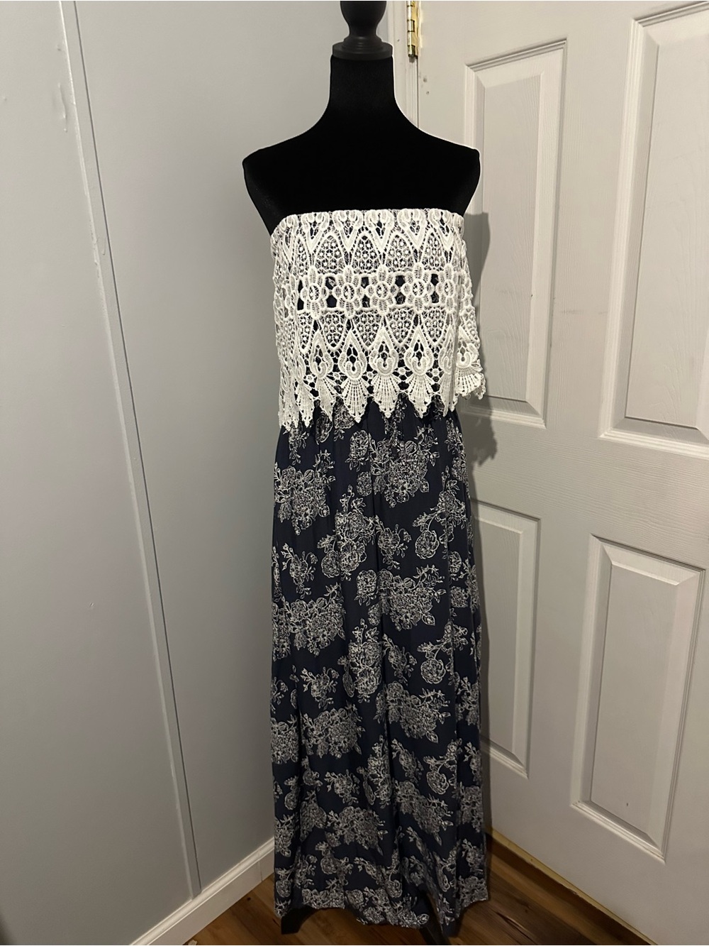 Blue RainStrapless Crochet Bodice Floral Maxi Dress - Navy & White size small